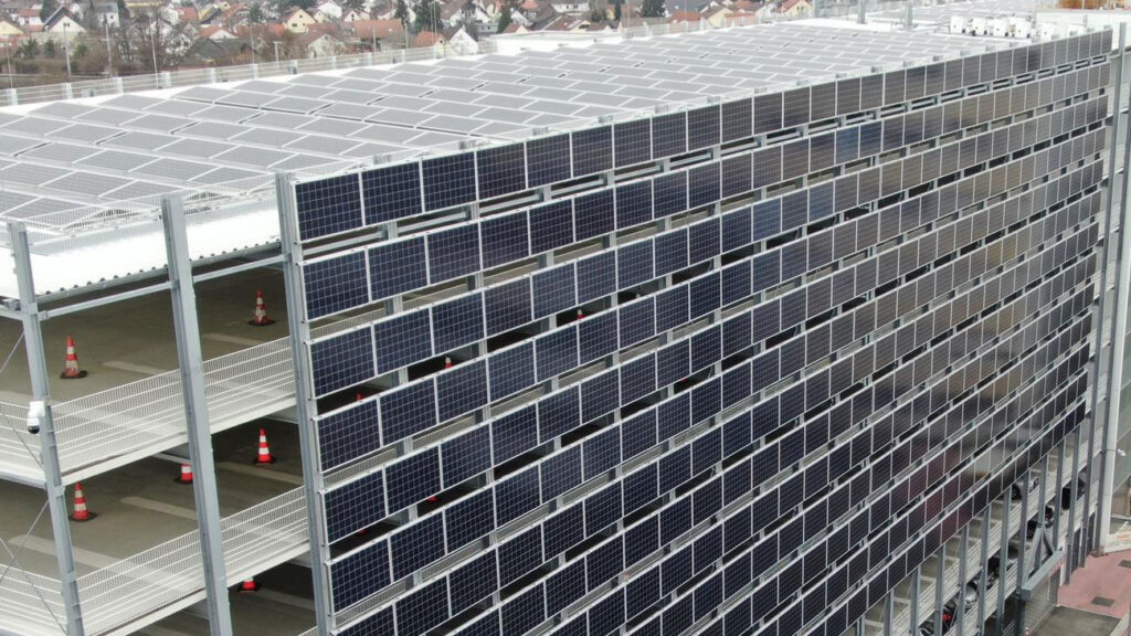 FASSADEN-PHOTOVOLTAIKANLAGE-IN-MANNHEIM